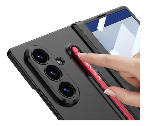 Capa preta para Galaxy Z Fold com S Pen vermelha na lateral, segurada na mão sobre fundo cinza claro.