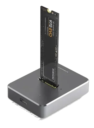 Gabinete externo prateado para SSD M.2 NVMe com SSD preto inserido, sobre fundo branco.