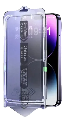 Celular roxo grande em bandeja de aplicação de película de vidro com instruções, sobre fundo branco.