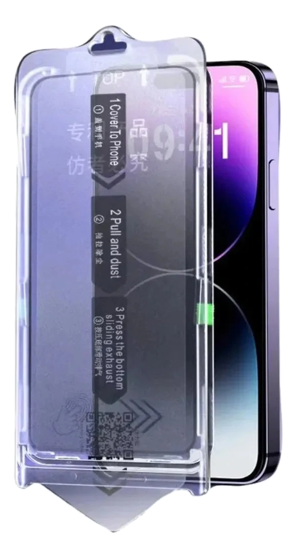 Celular roxo grande em bandeja de aplicação de película de vidro com instruções, sobre fundo branco.