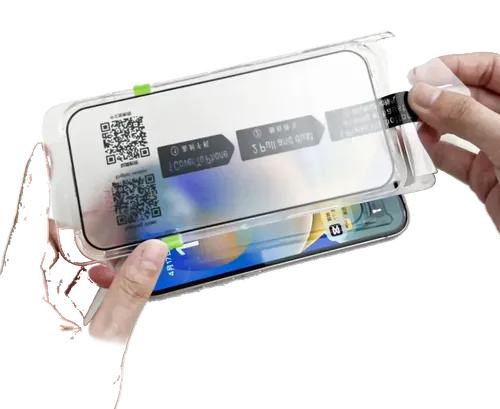 Película de privacidade aplicada em um smartphone, segurado na mão, sobre fundo claro.