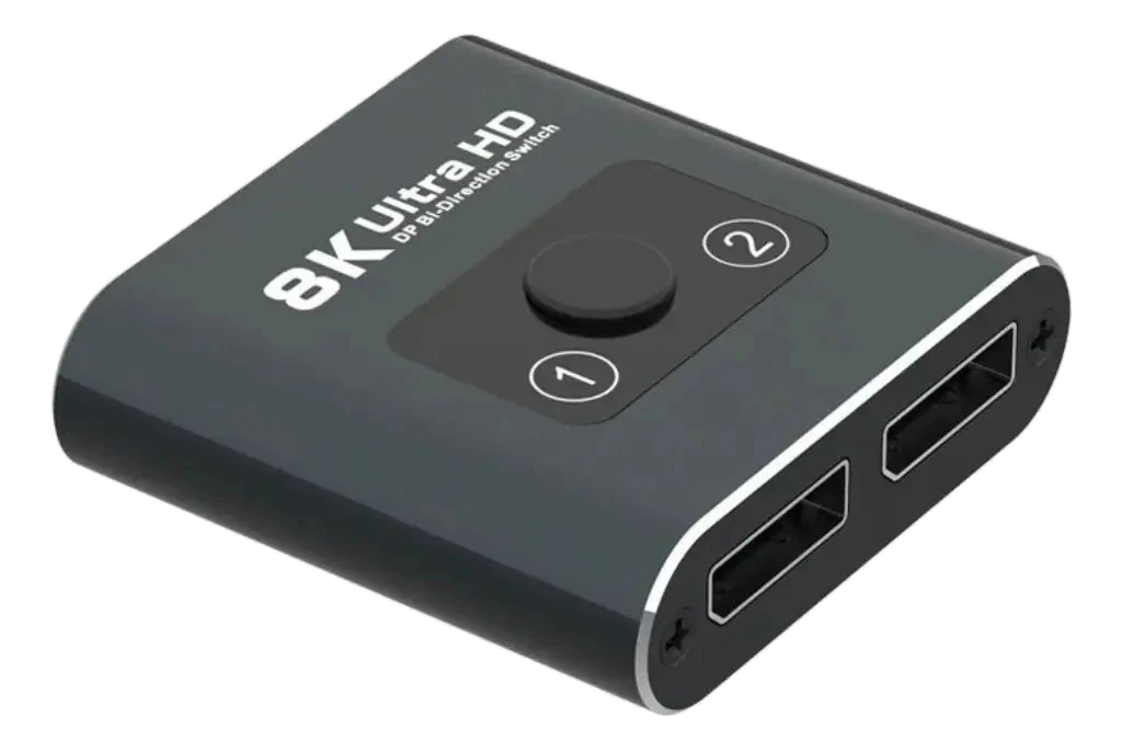 Switch DisplayPort preto em ângulo, com botão seletor e uma entrada e duas saídas DisplayPort.